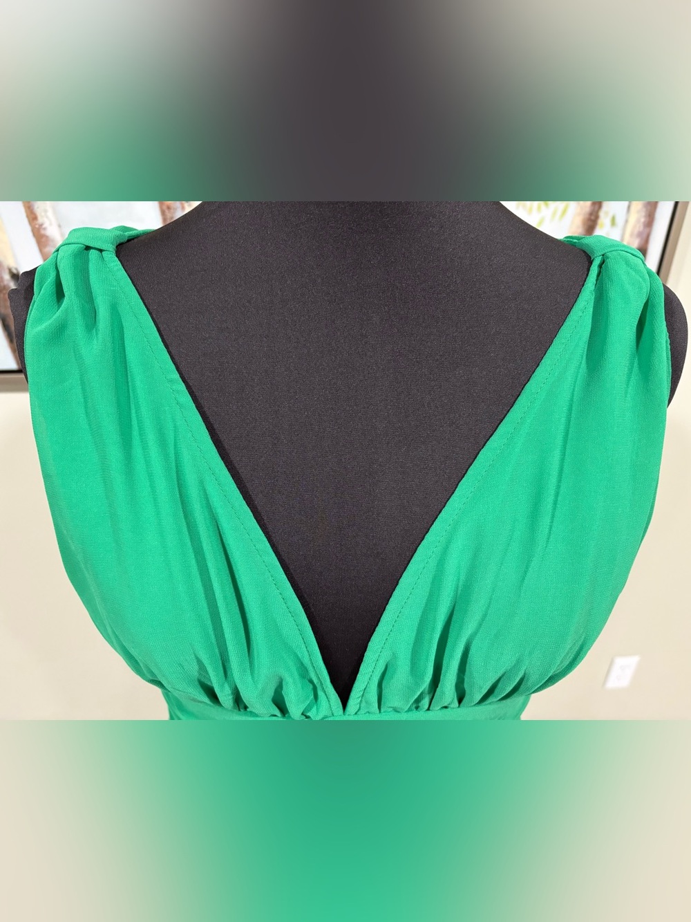 Elegant Emerald Green V-Neck Long Chiffon Maxi Dress - Picture 9 of 13